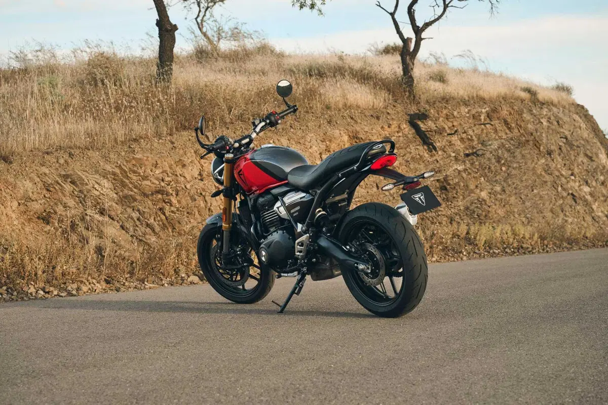 Triumph presenta le nuove colorazioni per la gamma 2027 (21)