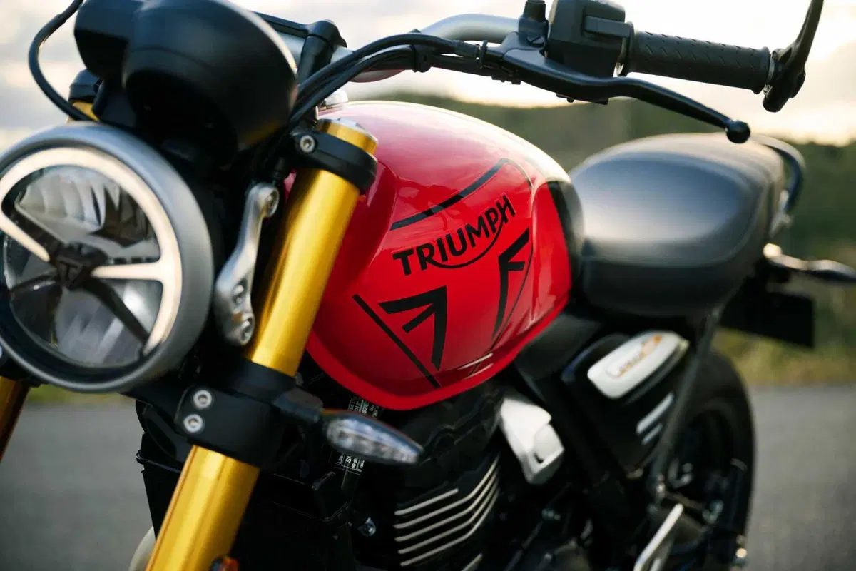 Triumph presenta le nuove colorazioni per la gamma 2027 (25)