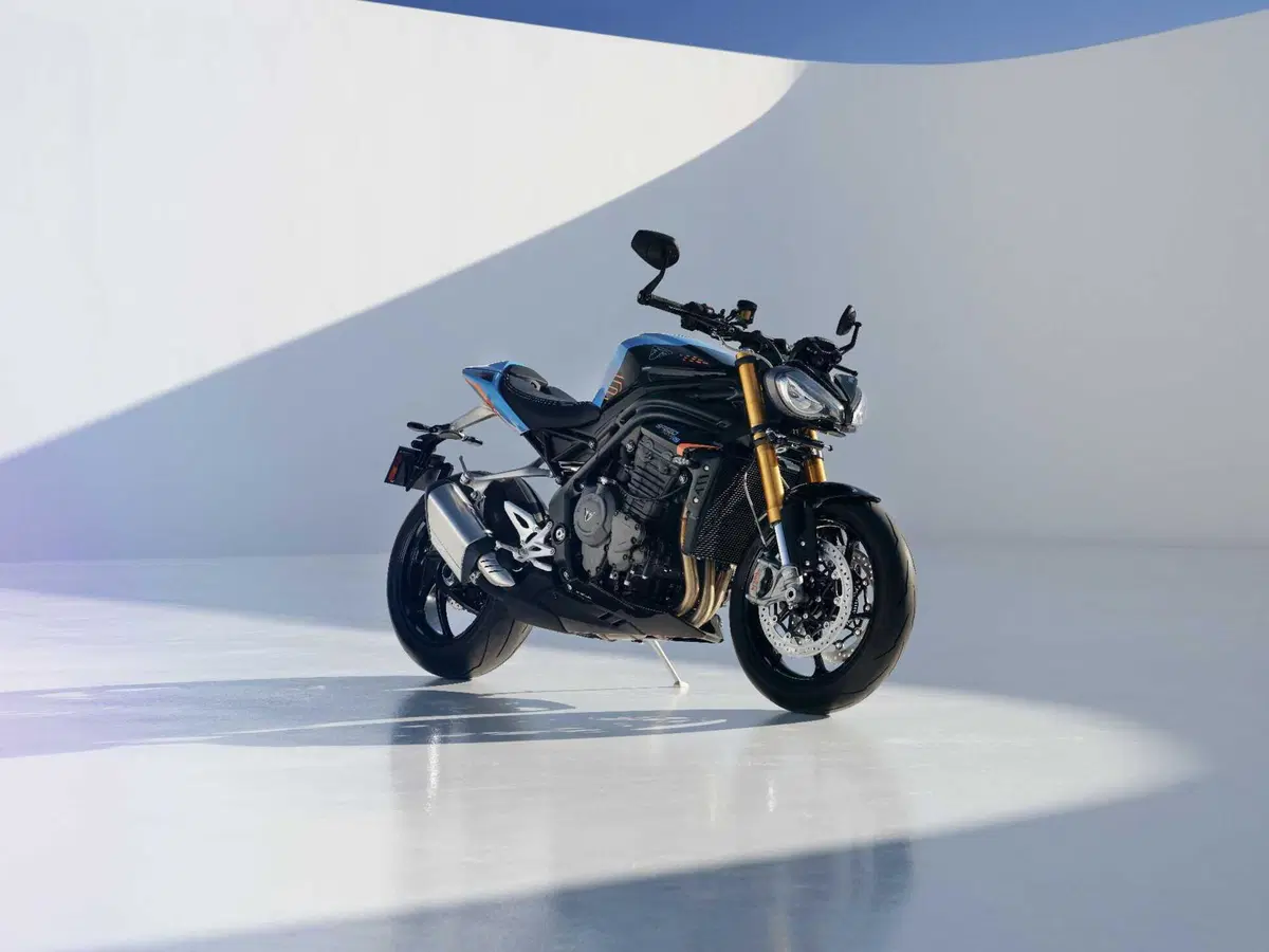 Triumph presenta le nuove colorazioni per la gamma 2027 (26)