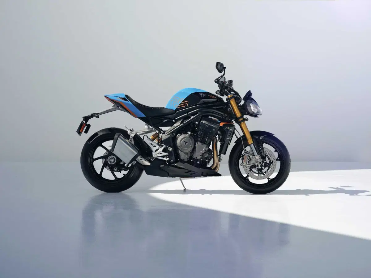 Triumph presenta le nuove colorazioni per la gamma 2027 (27)