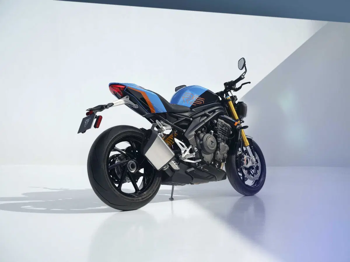 Triumph presenta le nuove colorazioni per la gamma 2027 (28)