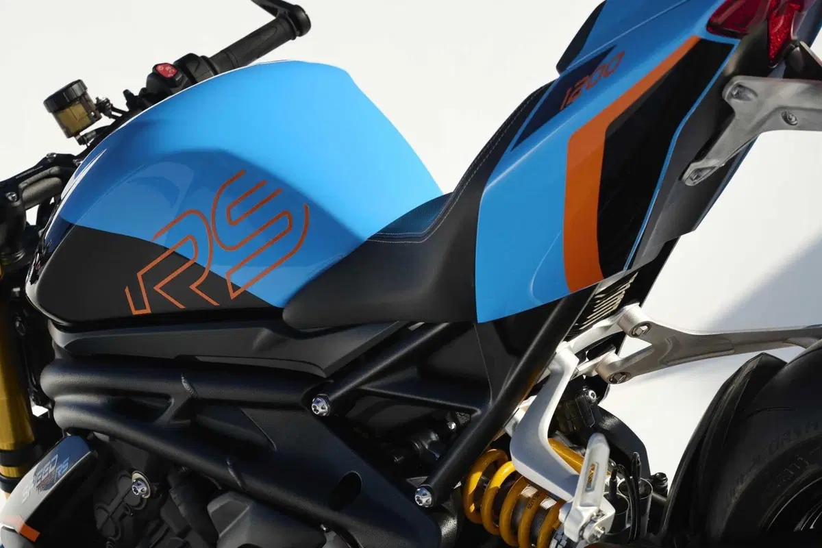 Triumph presenta le nuove colorazioni per la gamma 2027 (32)