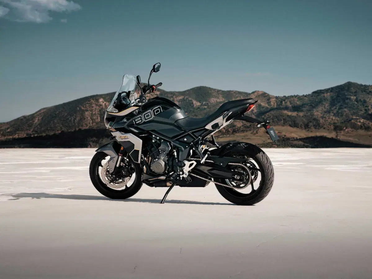 Triumph presenta le nuove colorazioni per la gamma 2027 (34)