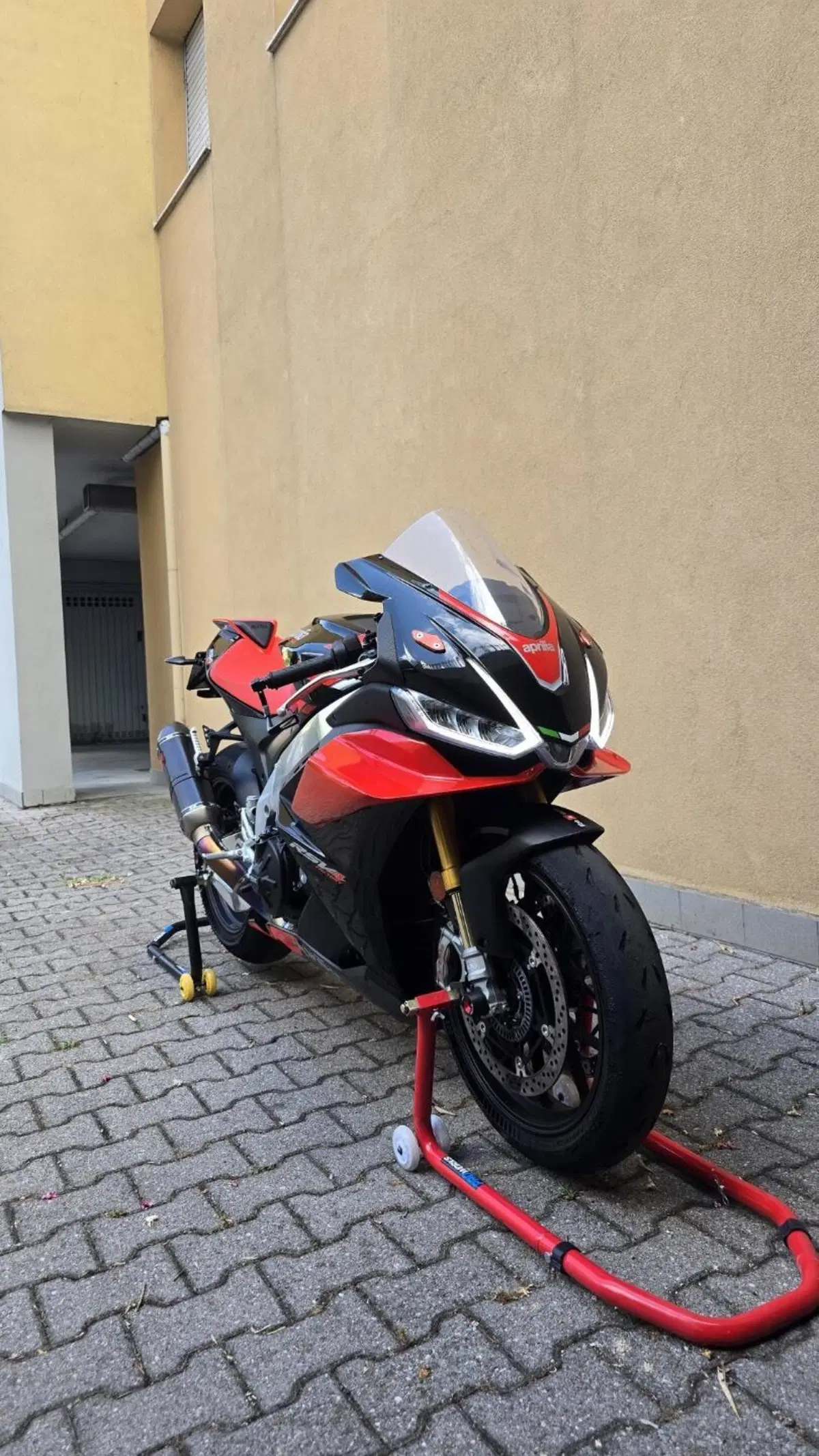 Aprilia RSV4 1100 Factory (2021 - 24) (2)
