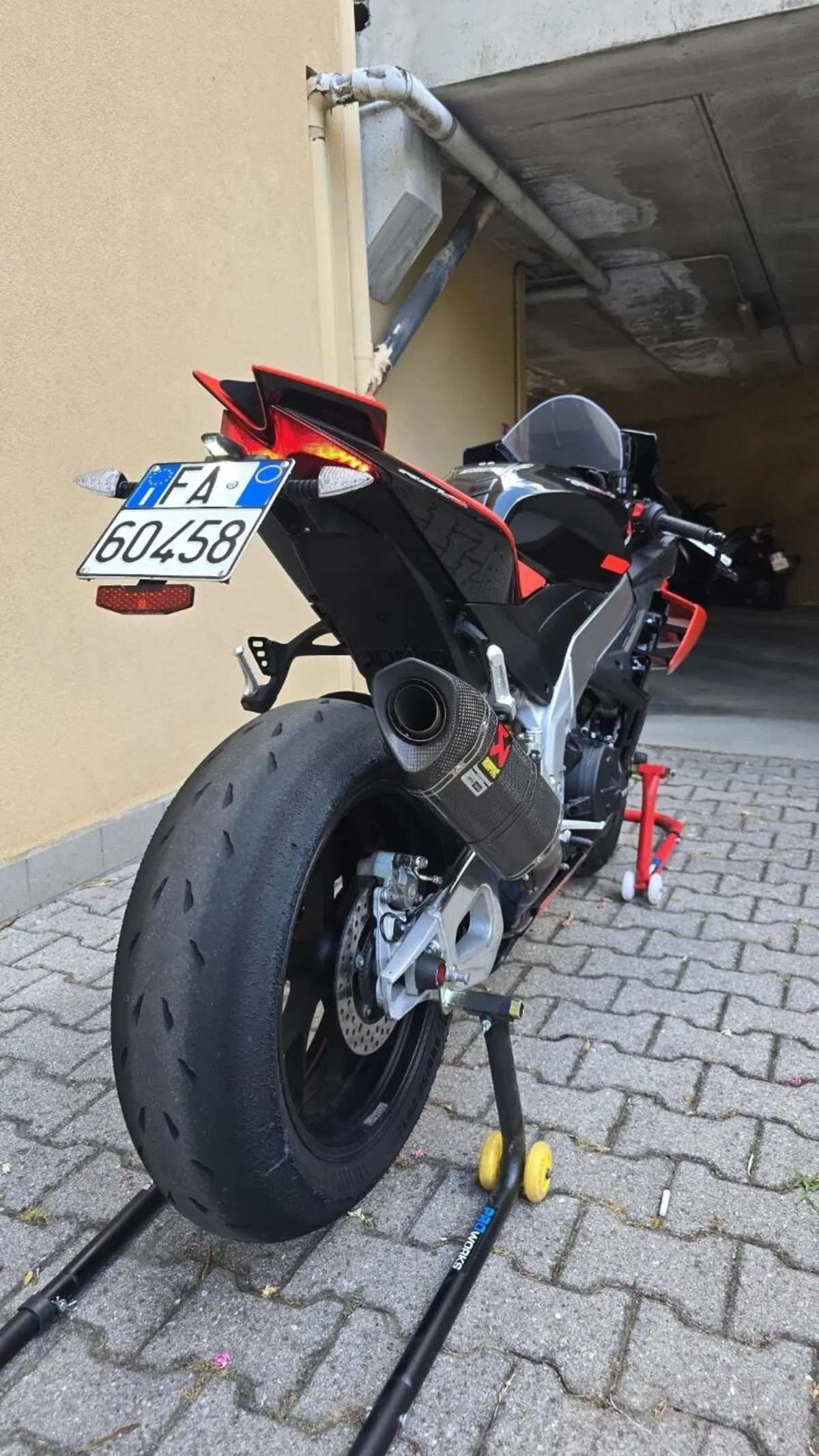 Aprilia RSV4 1100 Factory (2021 - 24) (4)