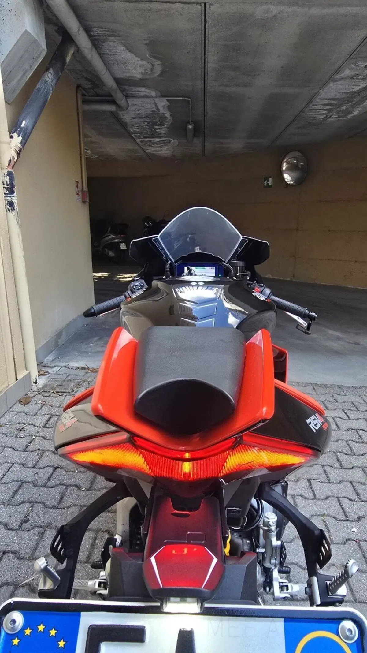 Aprilia RSV4 1100 Factory (2021 - 24) (8)