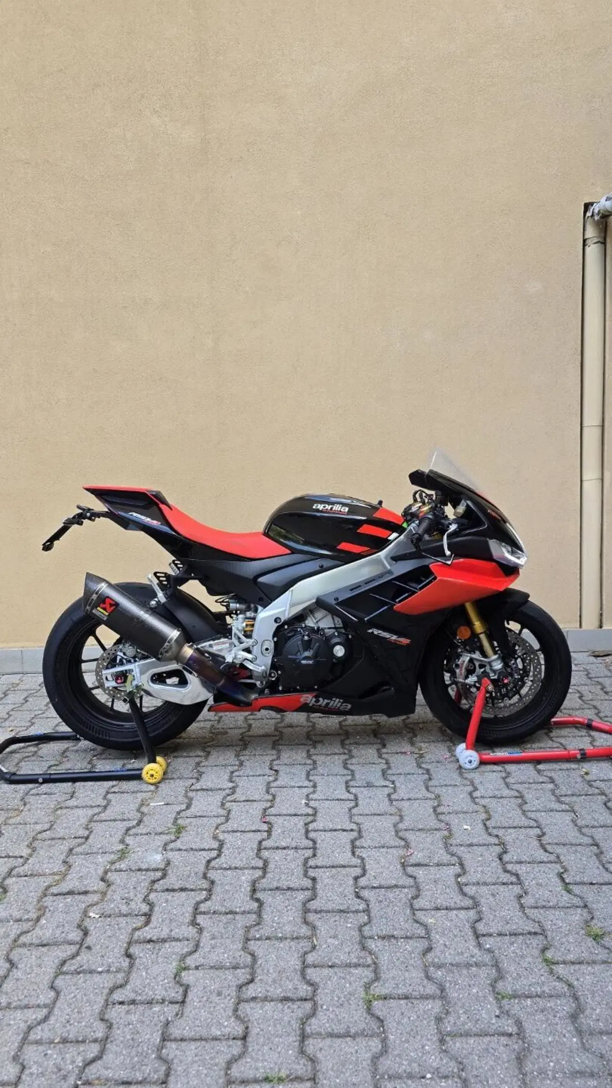 Aprilia RSV4 1100 Factory (2021 - 24) (9)