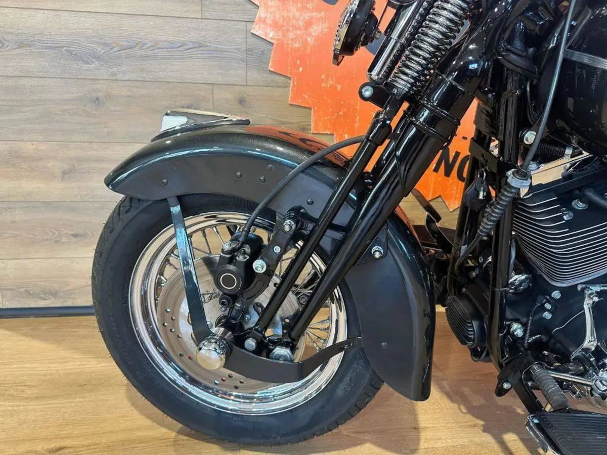 Harley-Davidson 1584 Springer Classic (2006 - 07) - FLSTSC (17)
