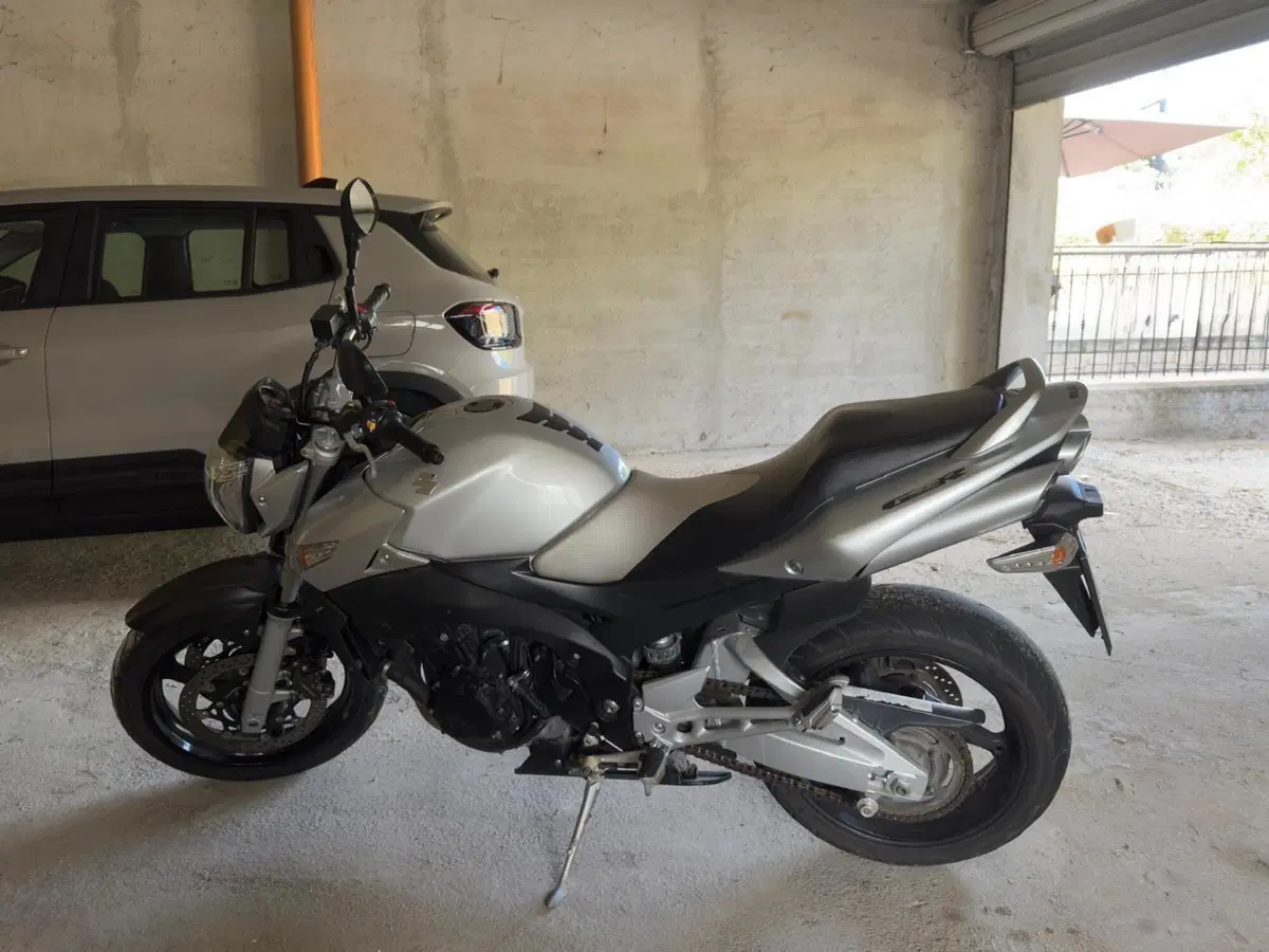 Suzuki GSR 600 (2006 - 11) (3)