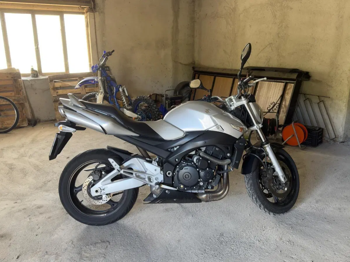 Suzuki GSR 600 (2006 - 11) (4)