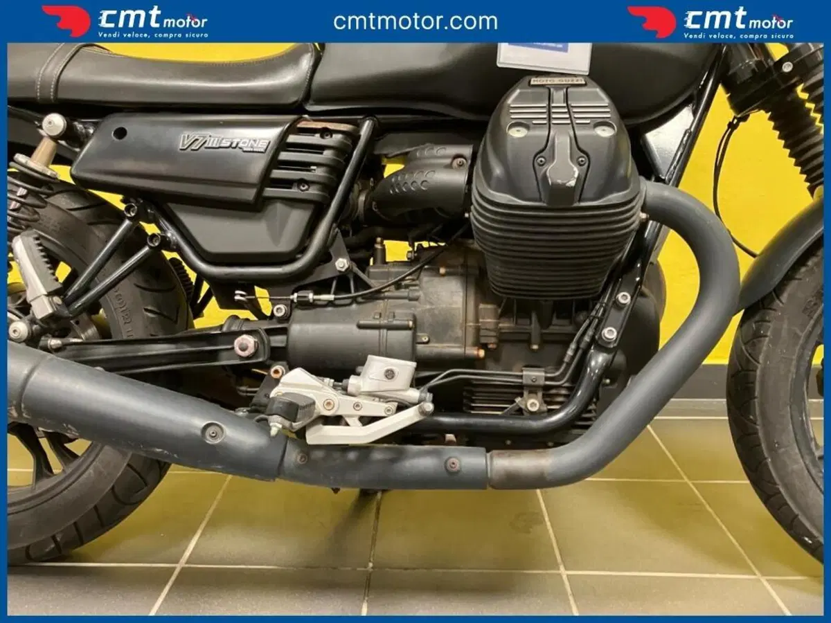 Moto Guzzi V7 III Stone (2017 - 20) (7)
