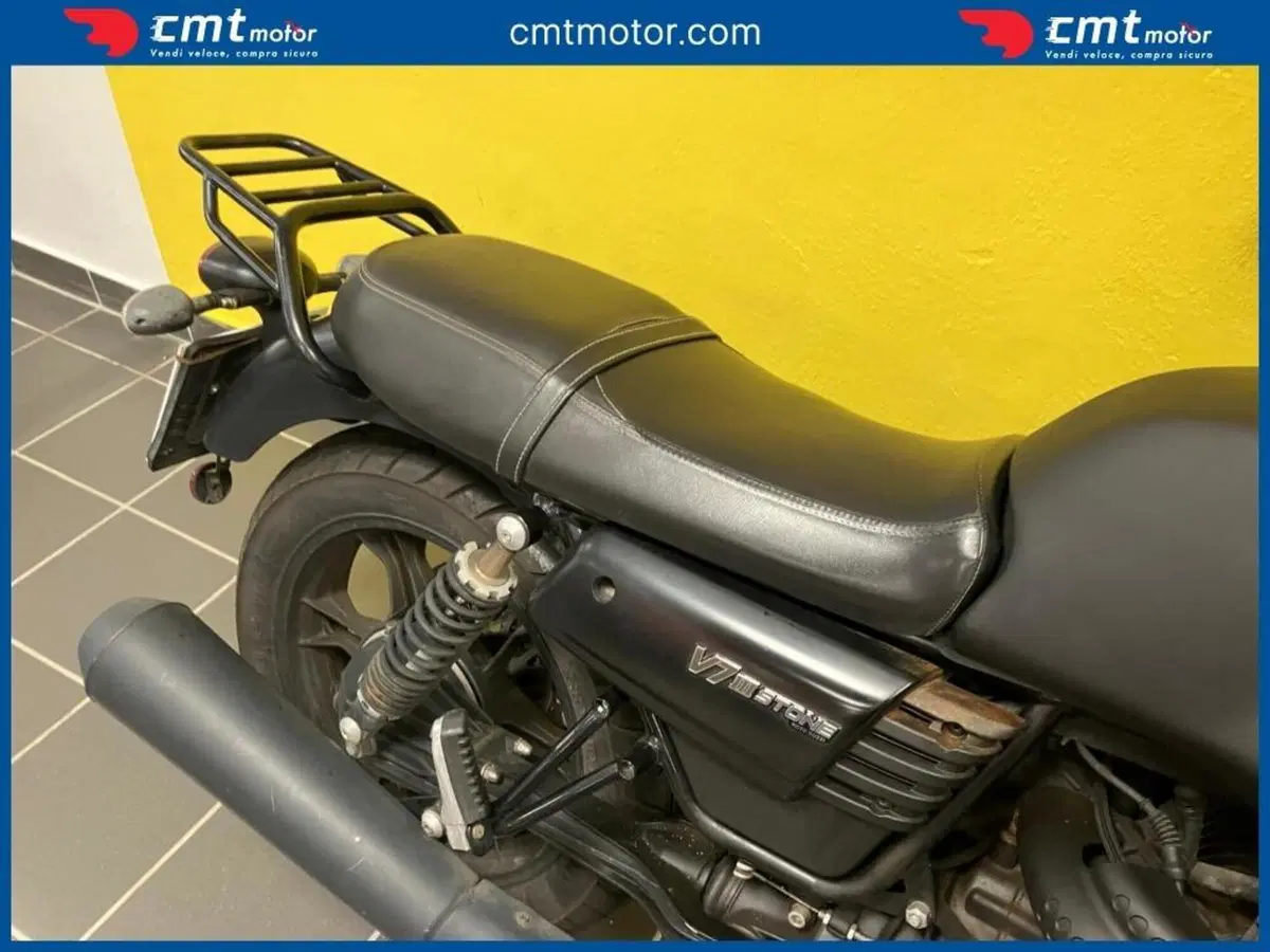 Moto Guzzi V7 III Stone (2017 - 20) (9)