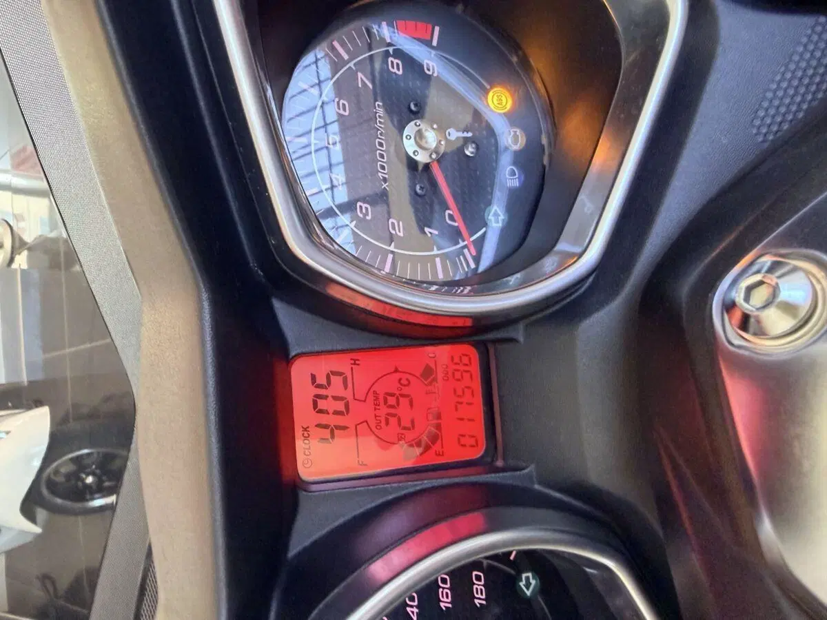 Yamaha X-Max 400 Iron Max ABS (2016) (3)