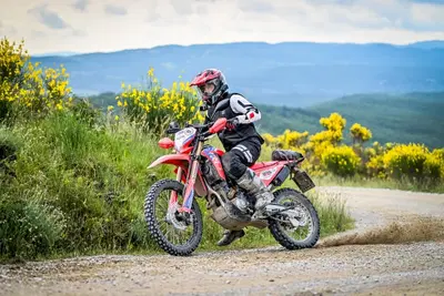1000 Sassi 2026: tre giorni di adventure tra sterrati umbri, borghi medievali con la CRF 300L [VIDEO E GALLERY]