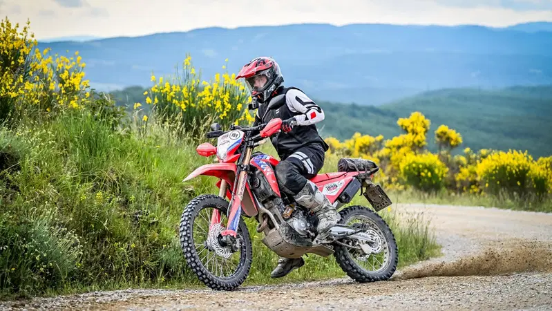 1000 Sassi 2026: tre giorni di adventure tra sterrati umbri, borghi medievali con la CRF 300L [VIDEO E GALLERY]