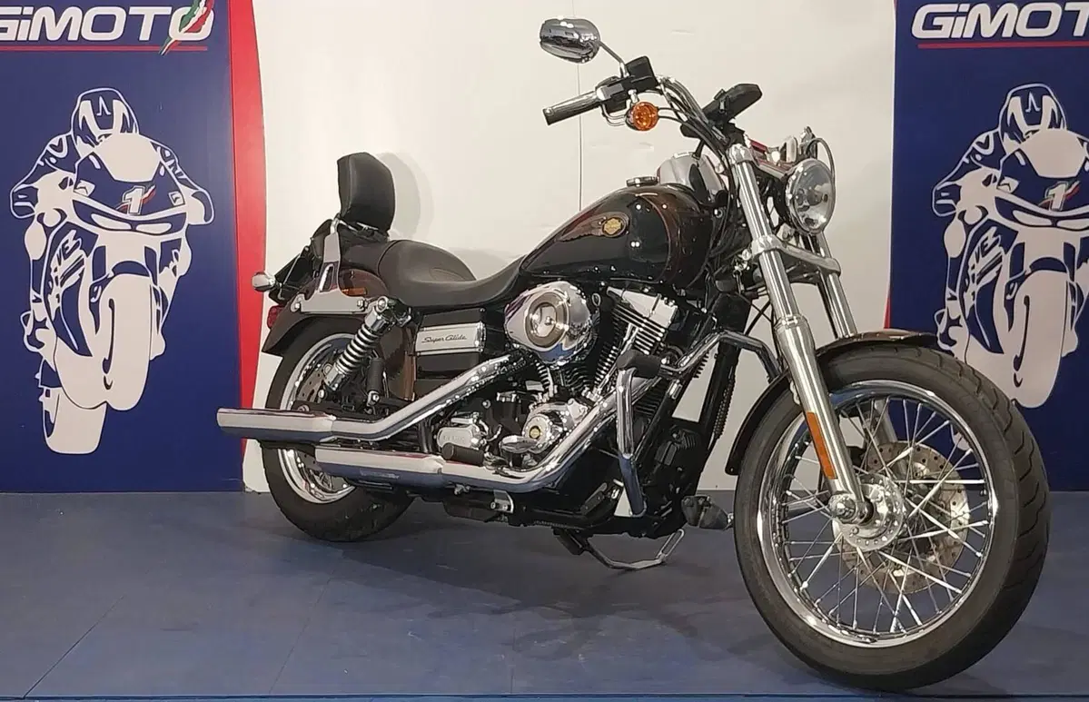 Harley-Davidson 1584 Super Glide Custom (2008 - 13) - FXDC (2)