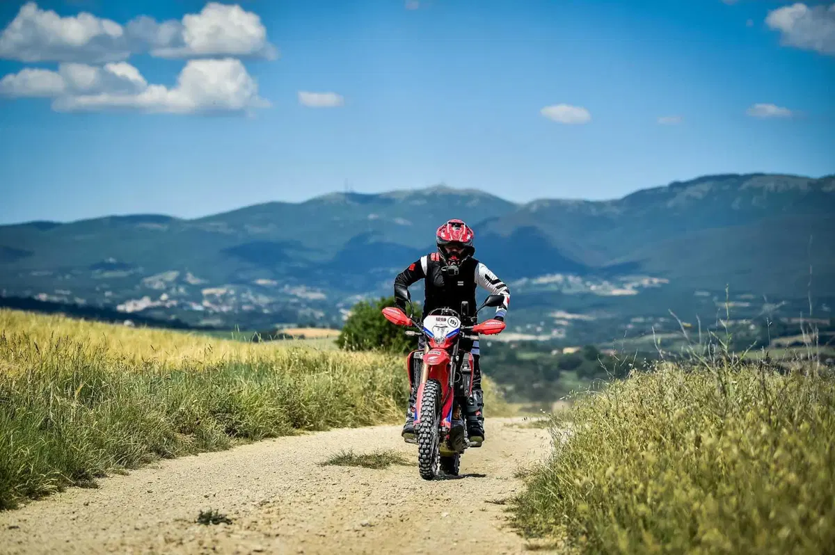 1000 Sassi 2026: tre giorni di adventure tra sterrati umbri, borghi medievali con la CRF 300L [VIDEO E GALLERY]