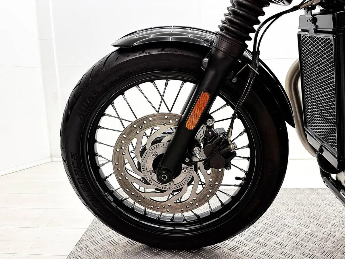 Triumph Bonneville Bobber 1200 (2017 - 20) (13)