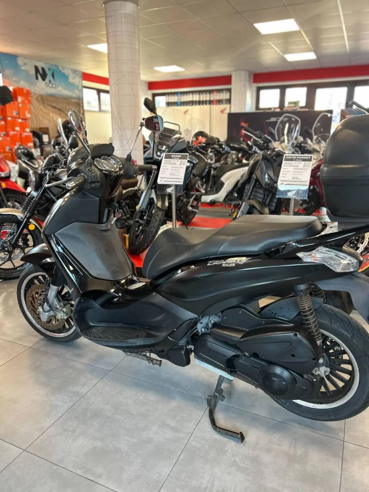 Piaggio Beverly 300 i.e. Police ABS-ASR (2017 - 20) (2)