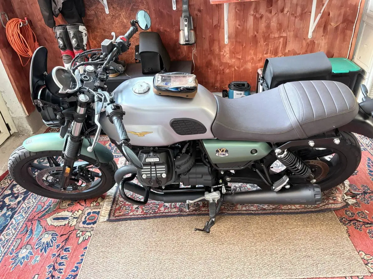 Moto Guzzi V7 Stone Centenario (2021 - 22)