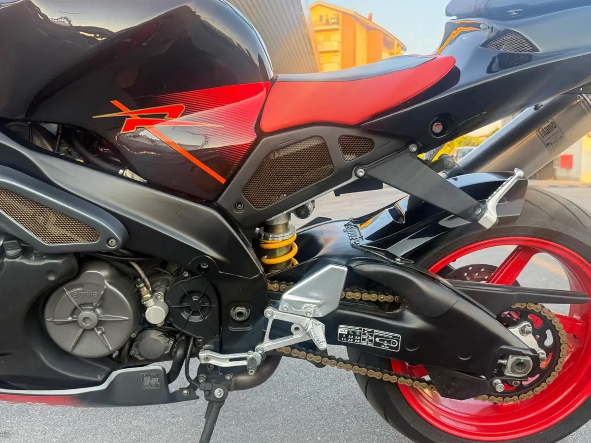 Aprilia Tuono 1000 (2003 - 04) (10)