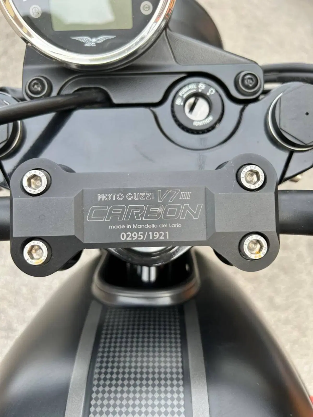 Moto Guzzi V7 III Carbon (2018 - 20) (5)