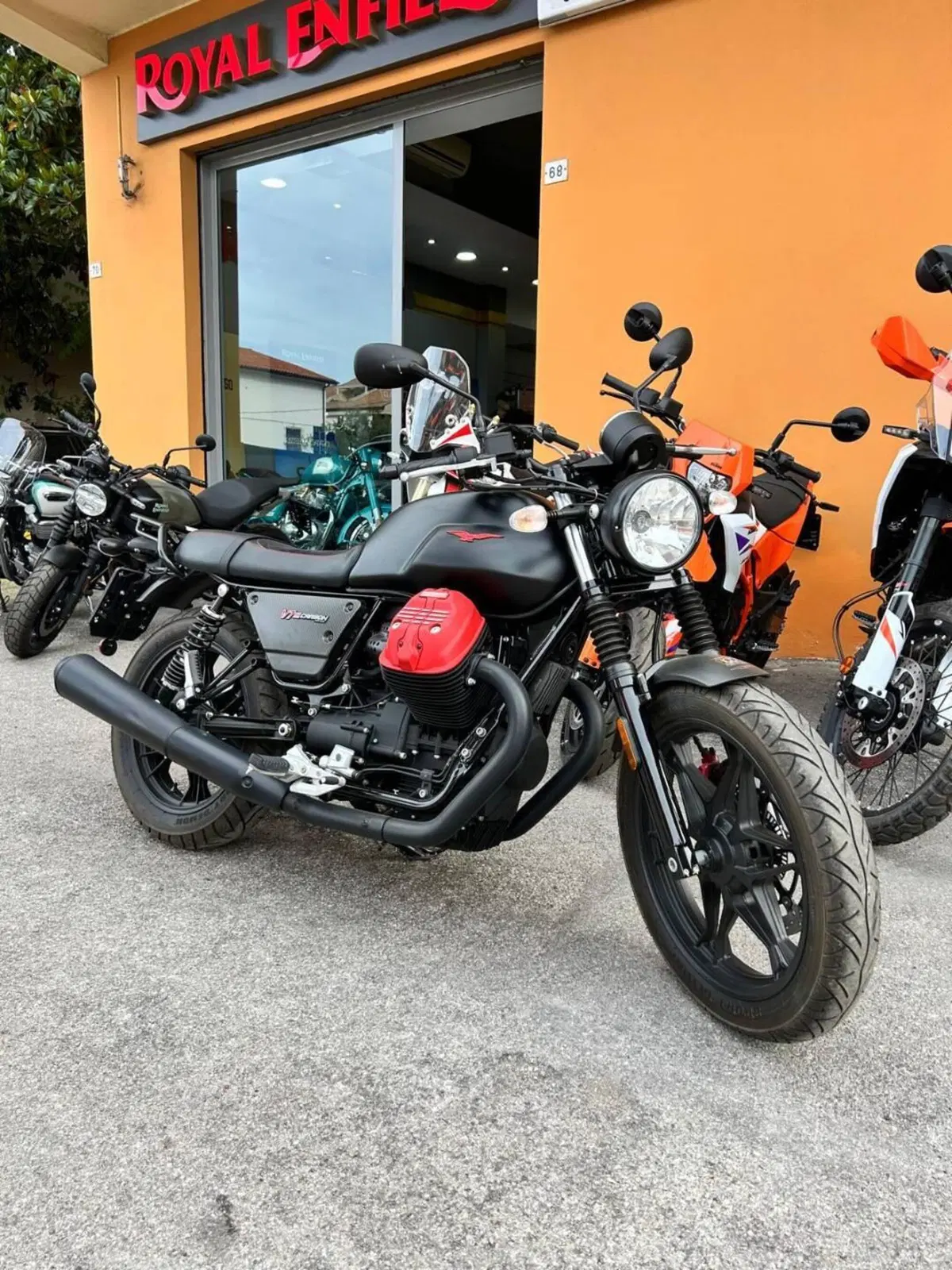 Moto Guzzi V7 III Carbon (2018 - 20) (2)