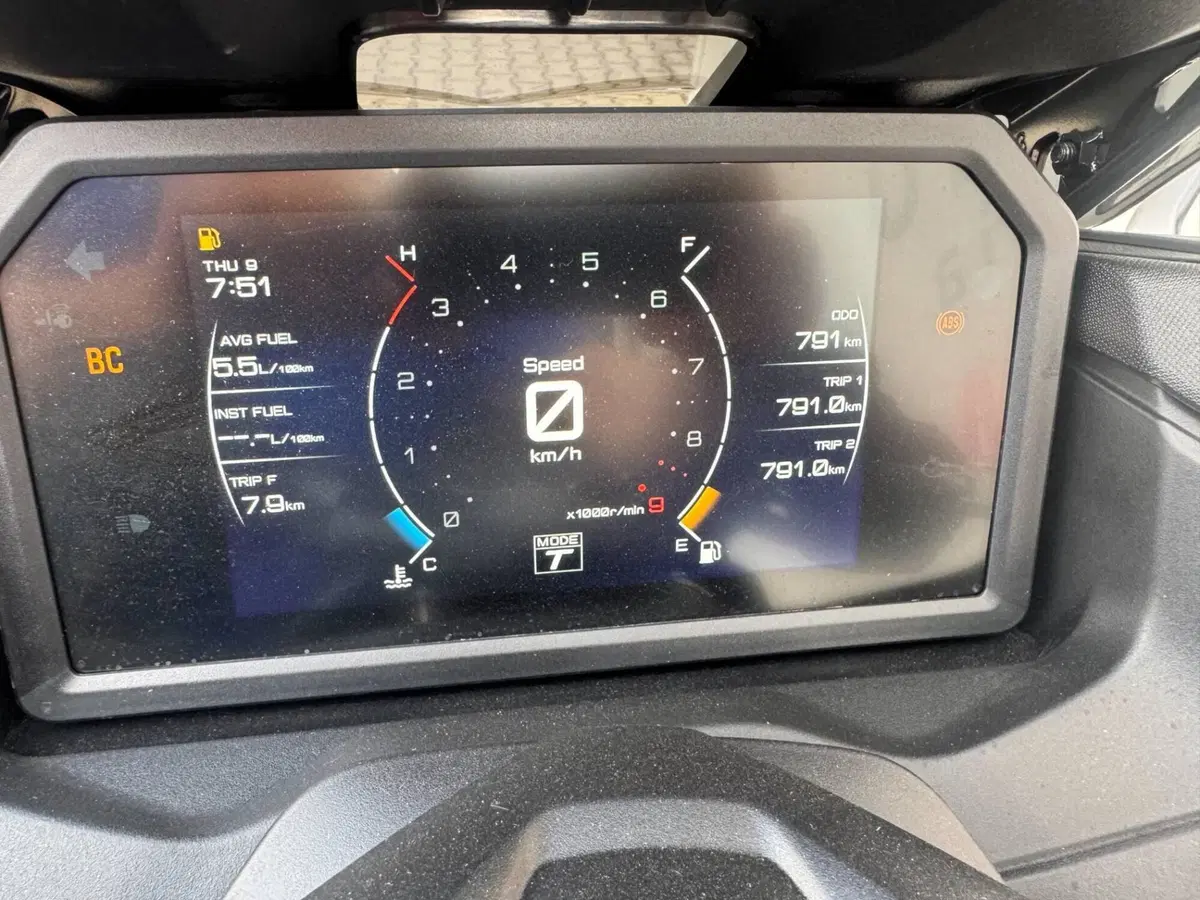 Yamaha T-Max 560 (2025 - 26) (4)