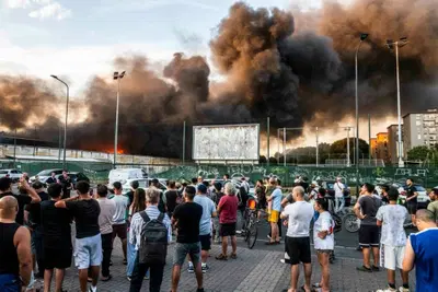 Incendio Milano, brucia il deposito Bartolini: batterie delle bici elettriche a rischio esplosione
