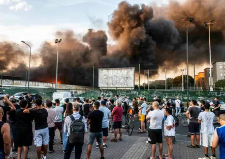 Incendio Milano, brucia il deposito Bartolini: batterie delle bici elettriche a rischio esplosione