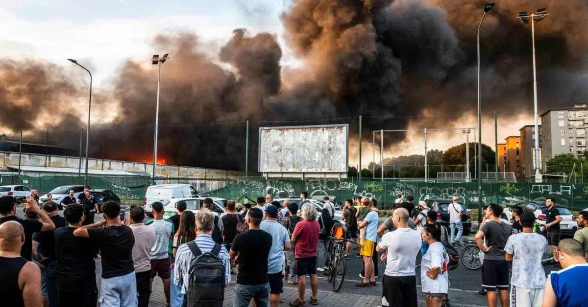 Incendio Milano, brucia il deposito Bartolini: batterie delle bici elettriche a rischio esplosione