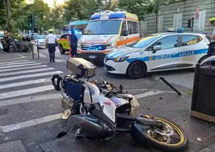 Moto fuori controllo sulle strisce pedonali, travolte mamma e bimba di un anno e mezzo, tre feriti