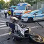 Moto fuori controllo sulle strisce pedonali, travolte mamma e bimba di un anno e mezzo, tre feriti