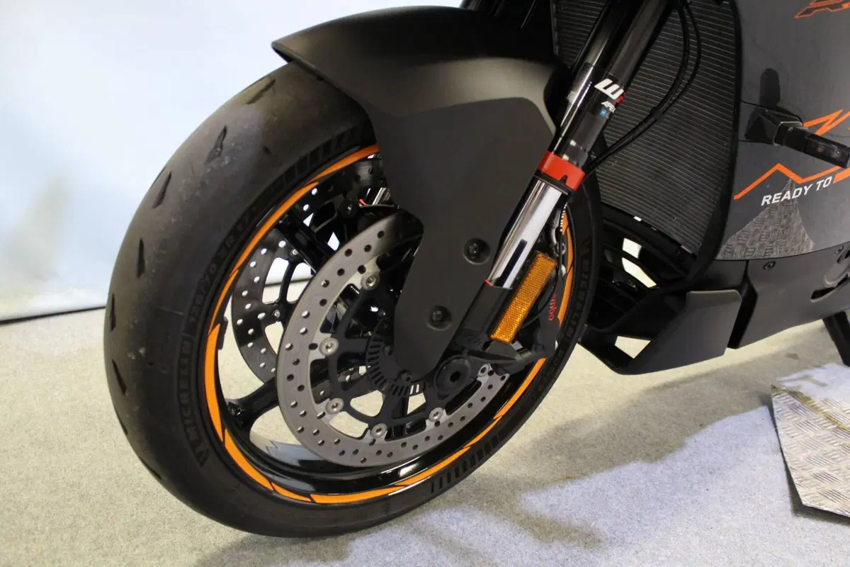 KTM 990 RC R (2026) (14)