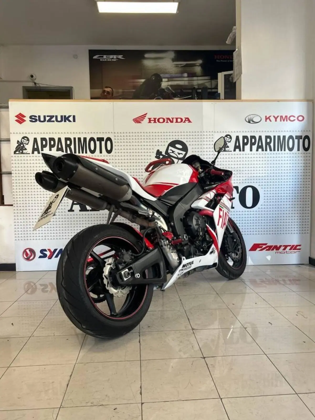 Yamaha YZF R1 (2009 - 11) (6)