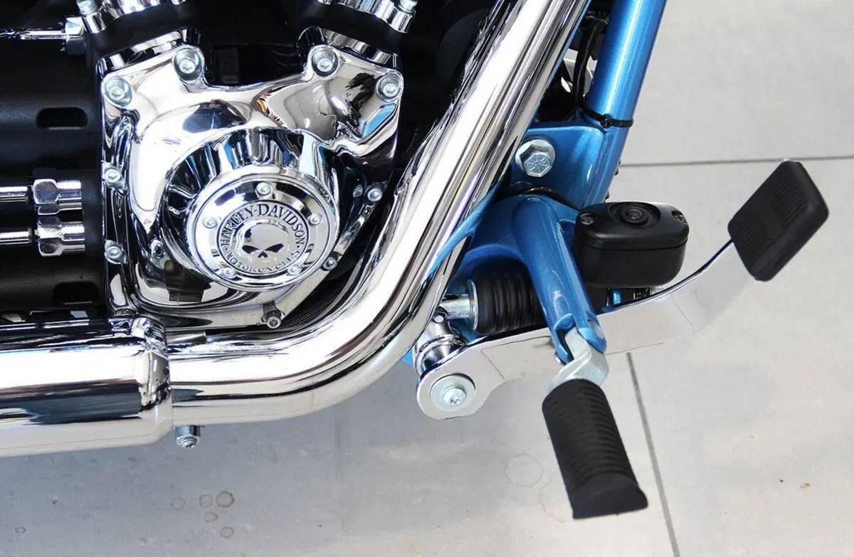 Harley-Davidson 1584 Rocker C (2009 - 11) - FXCWC (4)