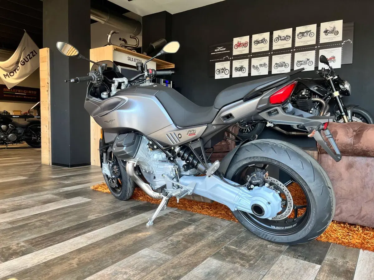 Moto Guzzi V100 Mandello (2025 - 26) (4)