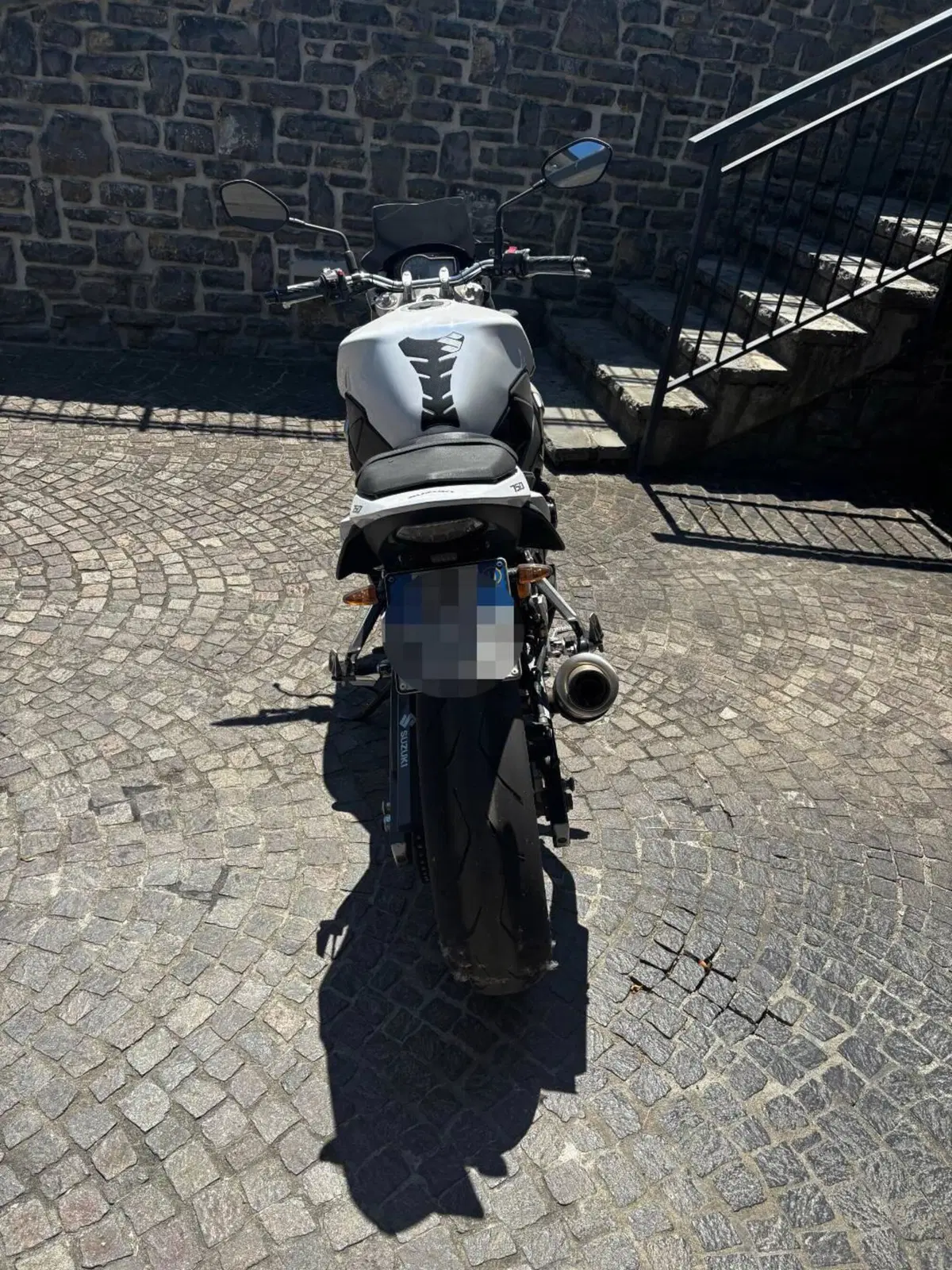 Suzuki GSR 750 (2010 - 15) (2)