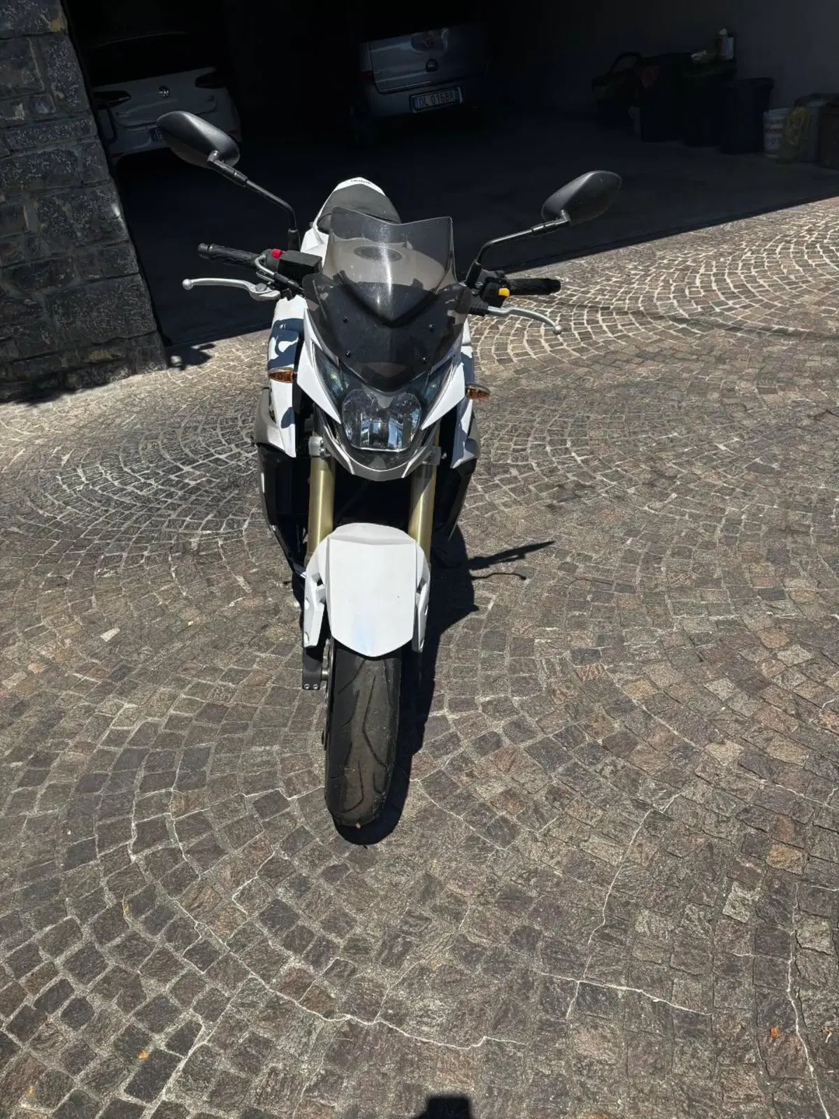 Suzuki GSR 750 (2010 - 15) (3)
