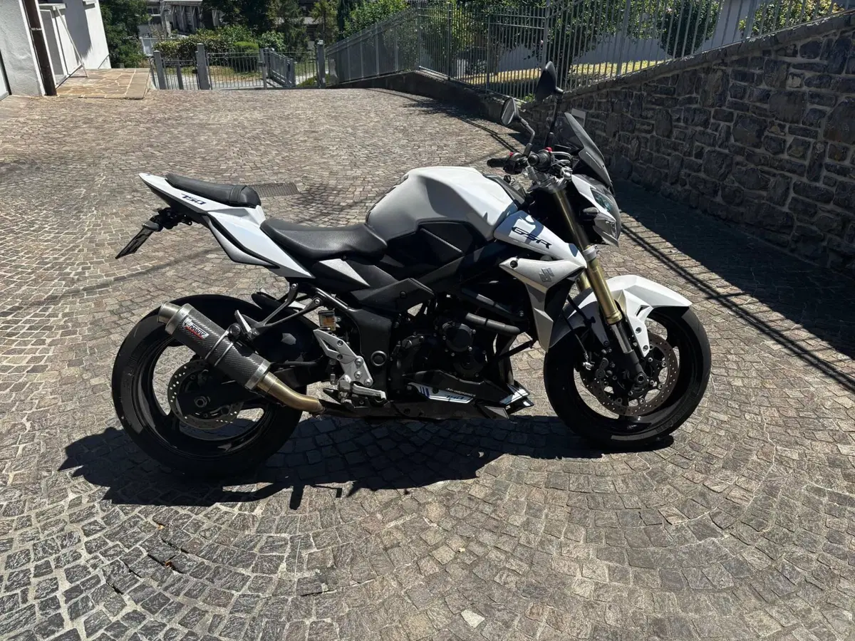 Suzuki GSR 750 (2010 - 15) (4)