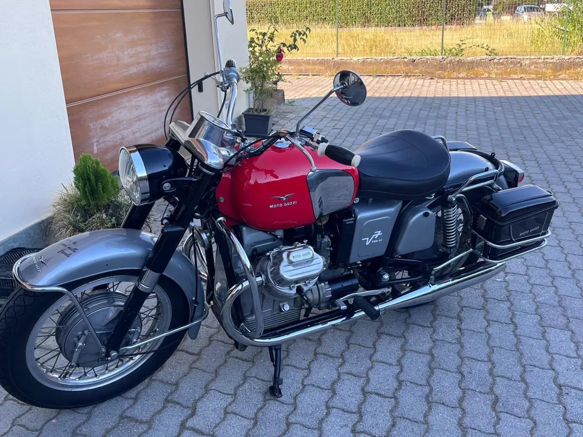 Moto Guzzi V7 700