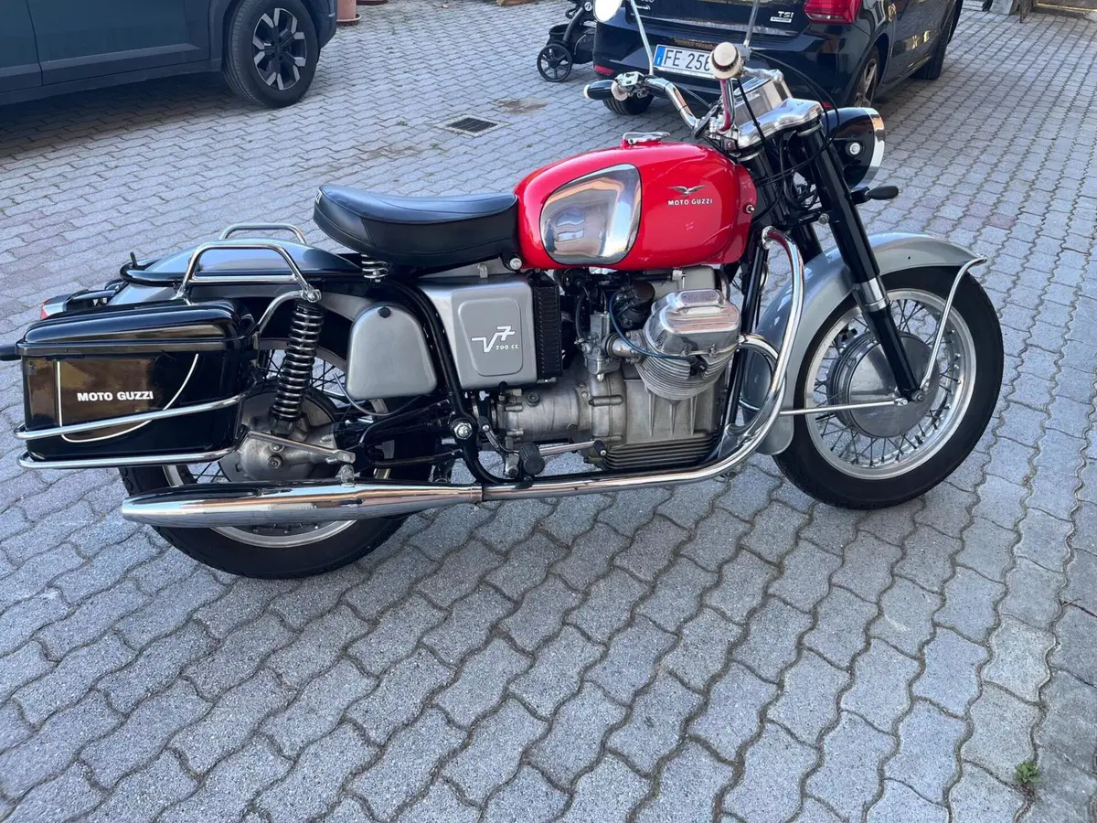 Moto Guzzi V7 700 (3)
