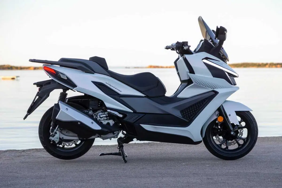 Uno scooter GT comodo e versatile a buon prezzo? Abbiamo testato il nuovo Cruisym 400 [VIDEO]