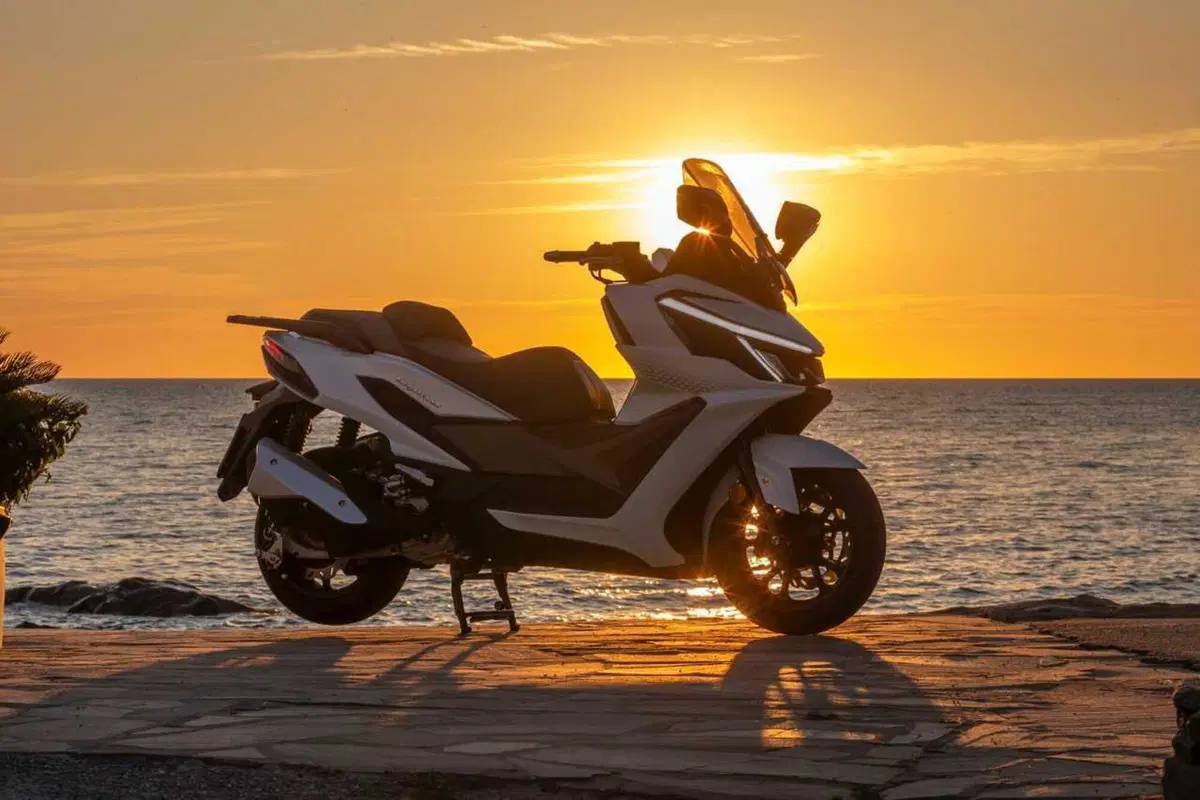 Uno scooter GT comodo e versatile a buon prezzo? Abbiamo testato il nuovo Cruisym 400 [VIDEO] (5)