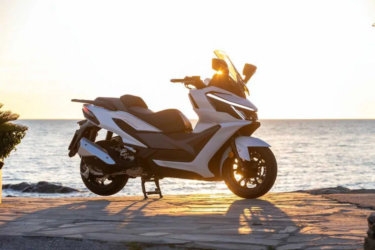 Uno scooter GT comodo e versatile a buon prezzo? Abbiamo testato il nuovo Cruisym 400 [VIDEO] (6)
