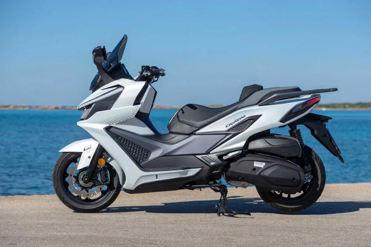 Uno scooter GT comodo e versatile a buon prezzo? Abbiamo testato il nuovo Cruisym 400 [VIDEO] (9)