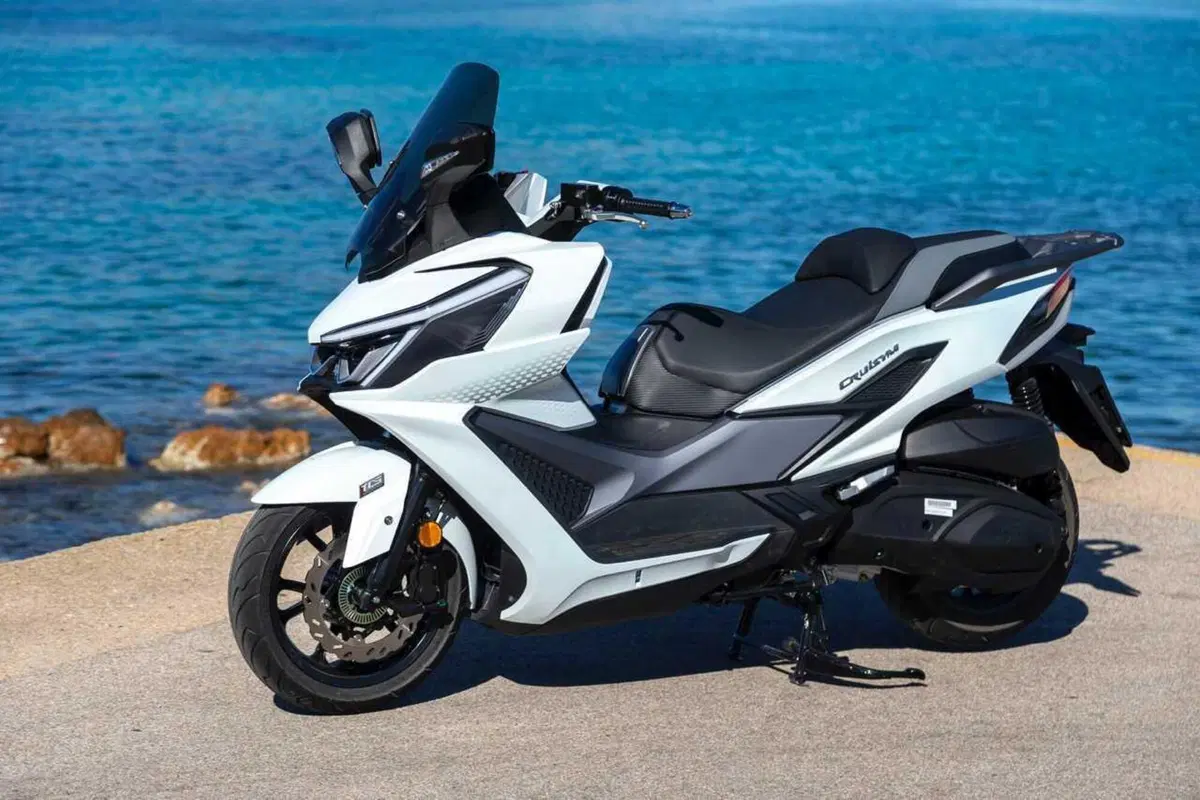 Uno scooter GT comodo e versatile a buon prezzo? Abbiamo testato il nuovo Cruisym 400 [VIDEO] (11)