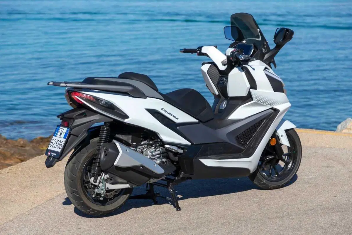 Uno scooter GT comodo e versatile a buon prezzo? Abbiamo testato il nuovo Cruisym 400 [VIDEO] (12)