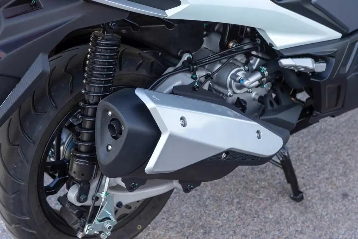 Uno scooter GT comodo e versatile a buon prezzo? Abbiamo testato il nuovo Cruisym 400 [VIDEO] (18)