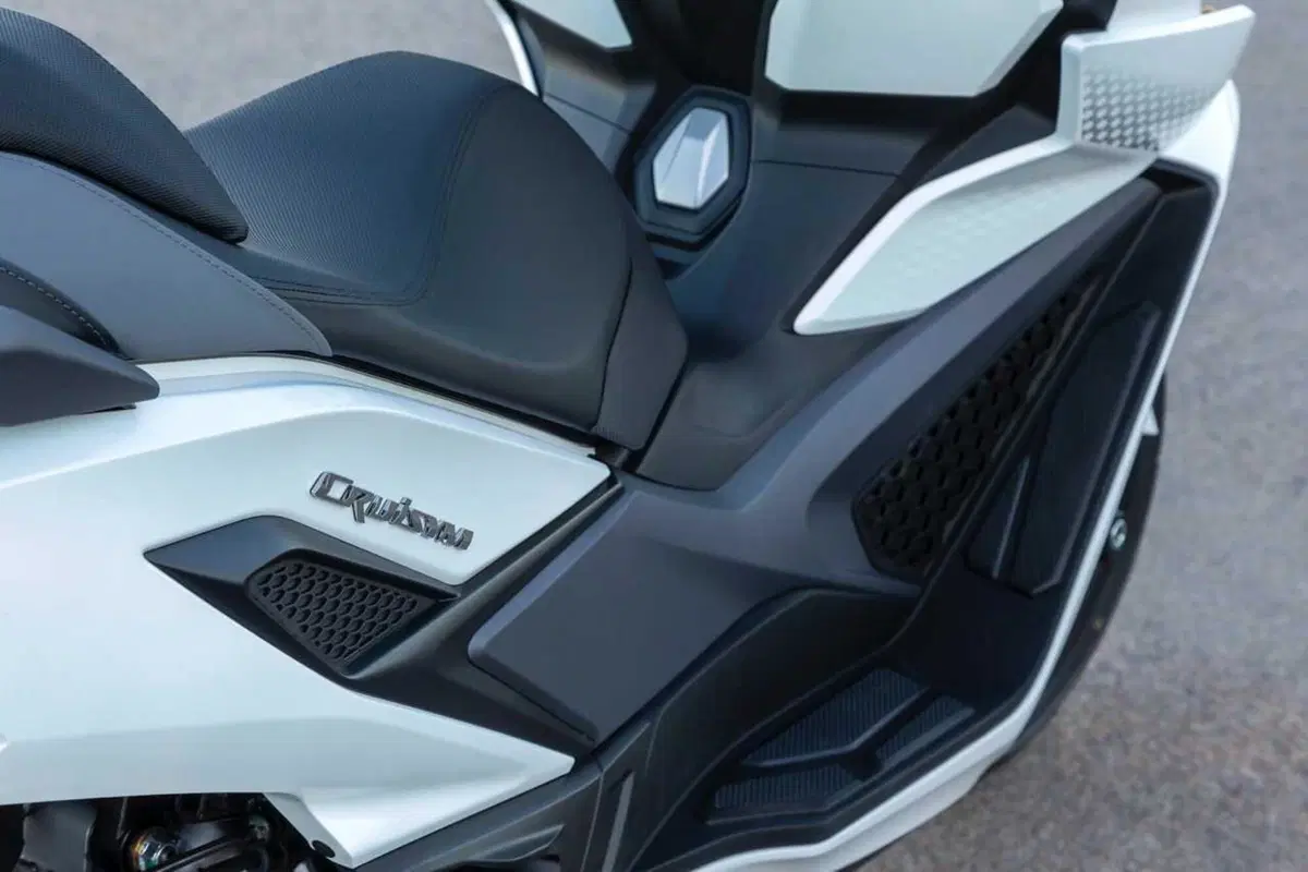 Uno scooter GT comodo e versatile a buon prezzo? Abbiamo testato il nuovo Cruisym 400 [VIDEO] (19)